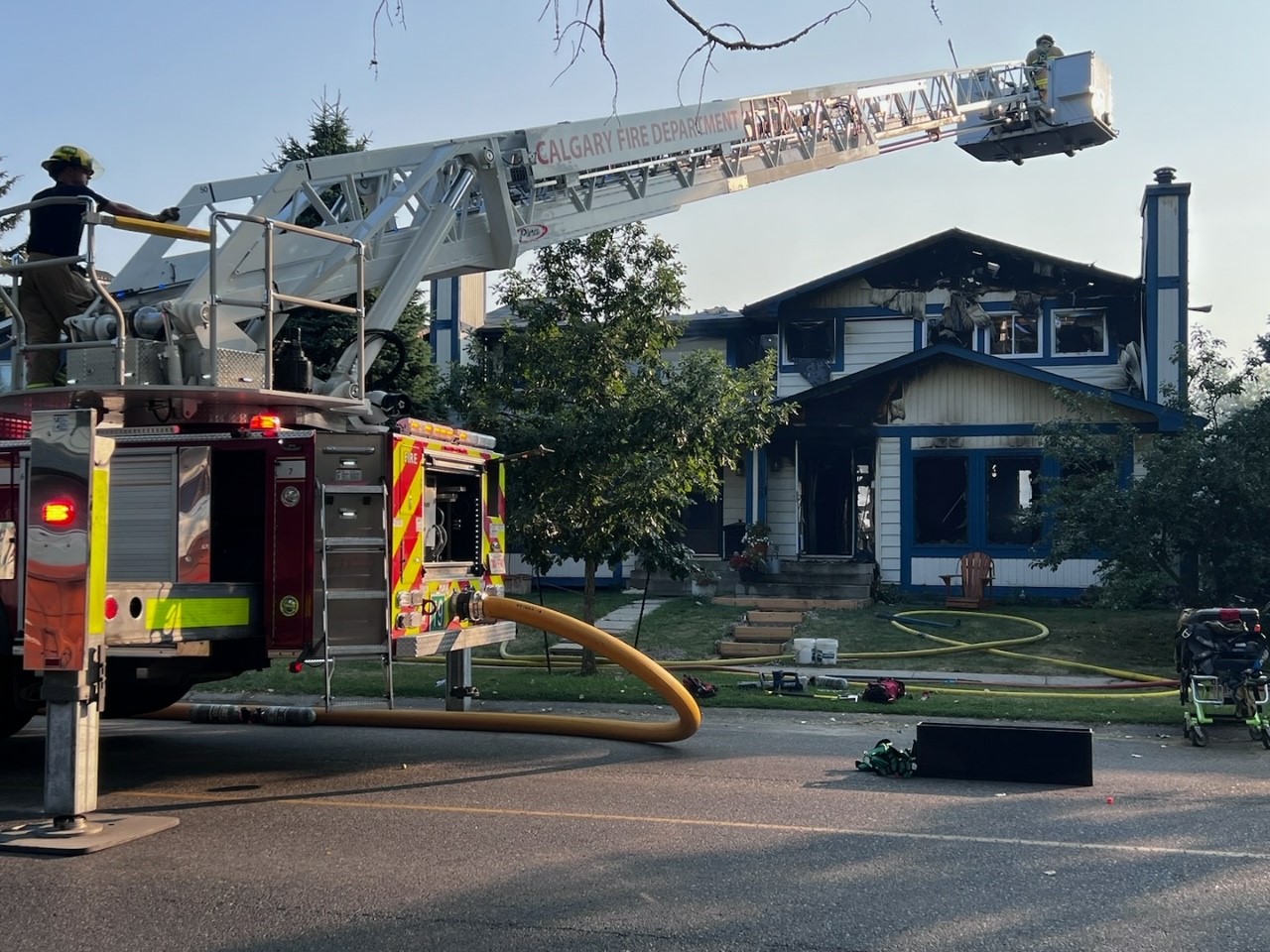 Огромни стълбове гъст черен дим и пламъци бяха забелязани в