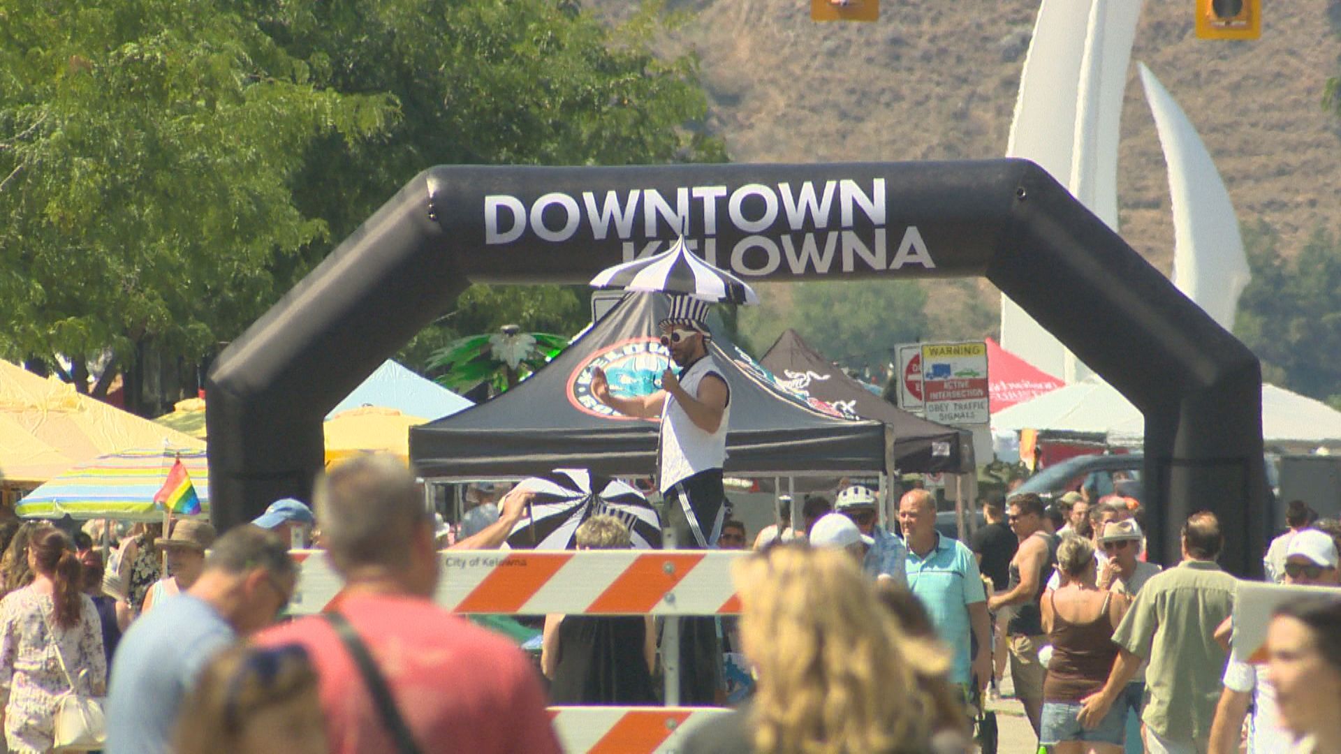 Автомобилите бяха изстреляни от Bernard Avenue в Kelowna за да