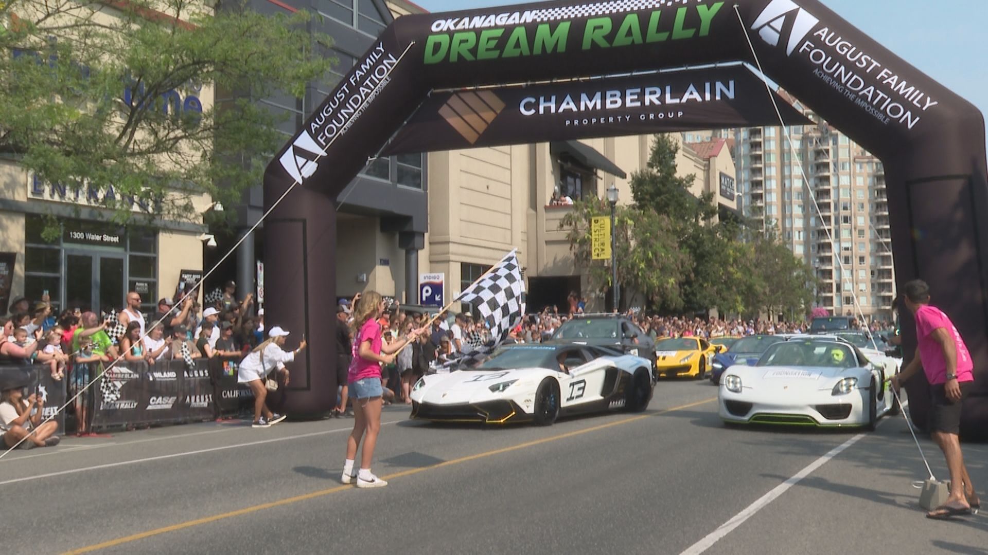 Тази сутрин близо 300 суперавтомобили се събраха в центъра на Келоуна