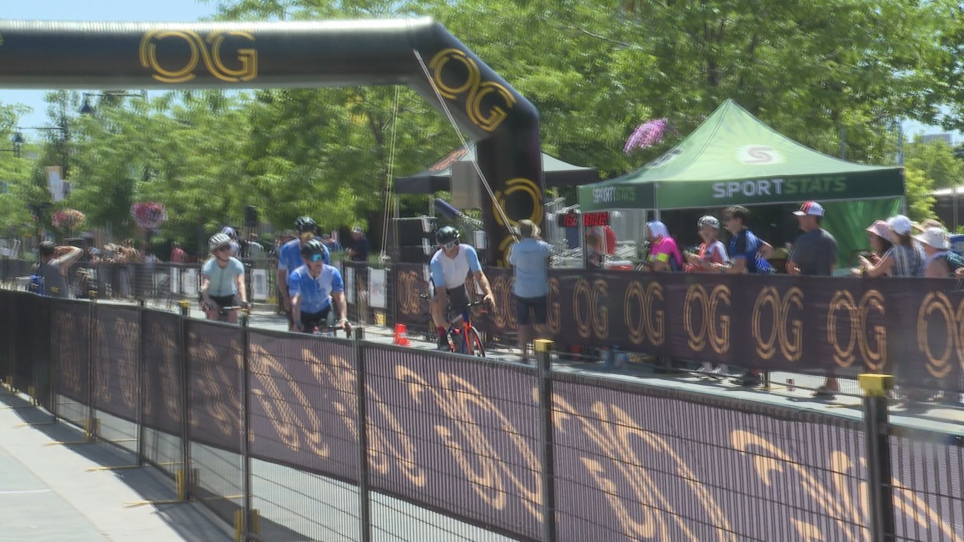 Хиляди колоездачи преминаващи през финалната линия бяха приветствани с кравешки