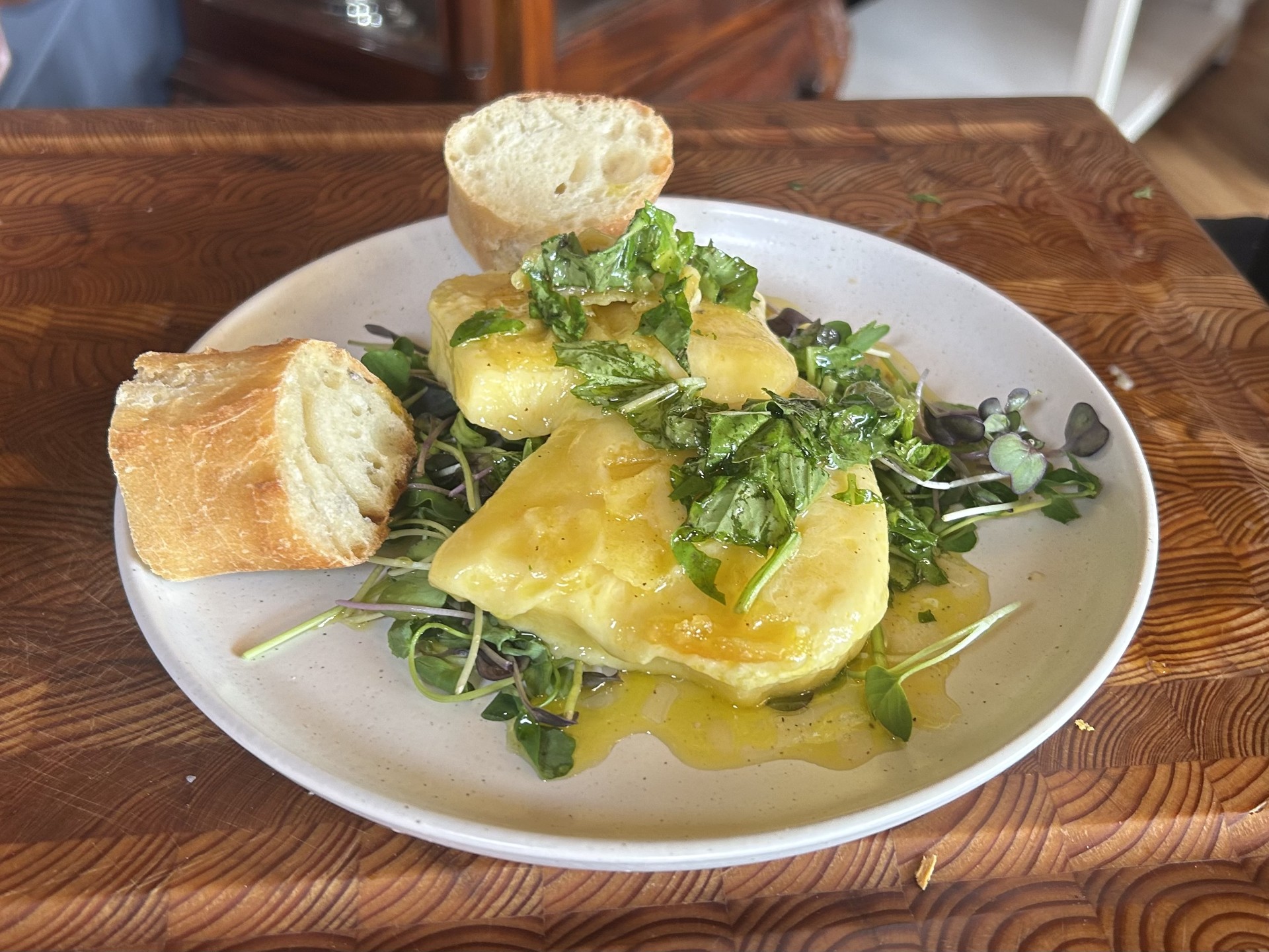 Следвайте Сюзън Хей и майстора на сиренето Африм Пристин съсобственик