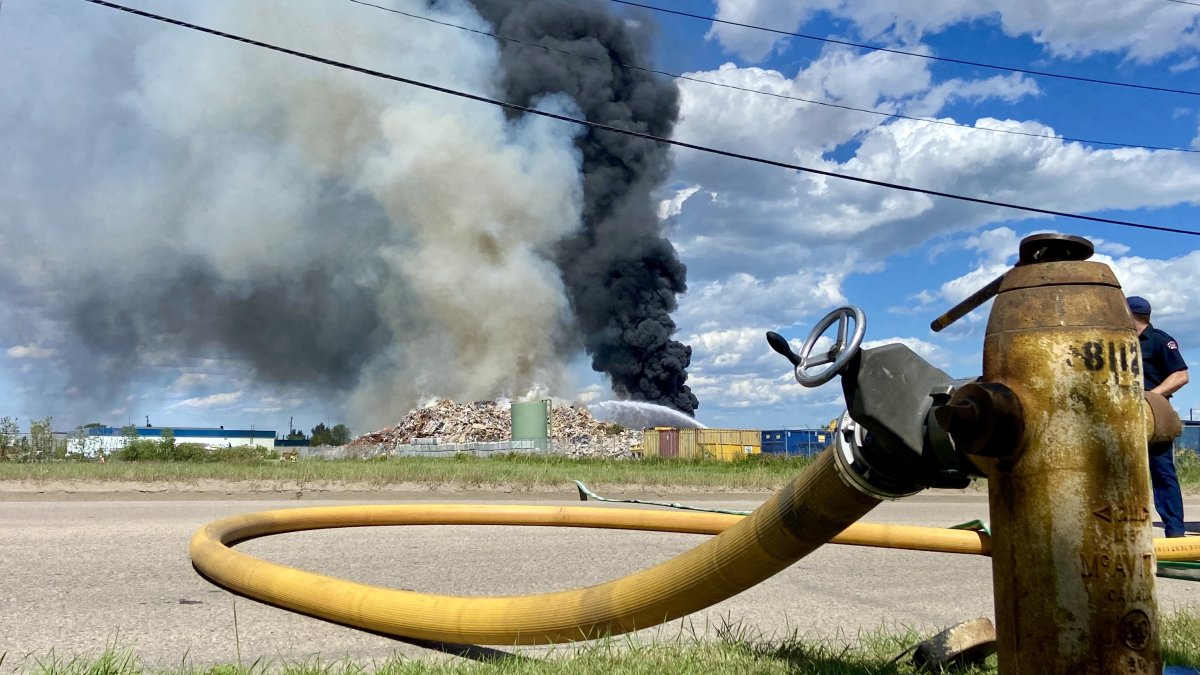 Fire burns at east Edmonton recycling centre - Edmonton | Globalnews.ca