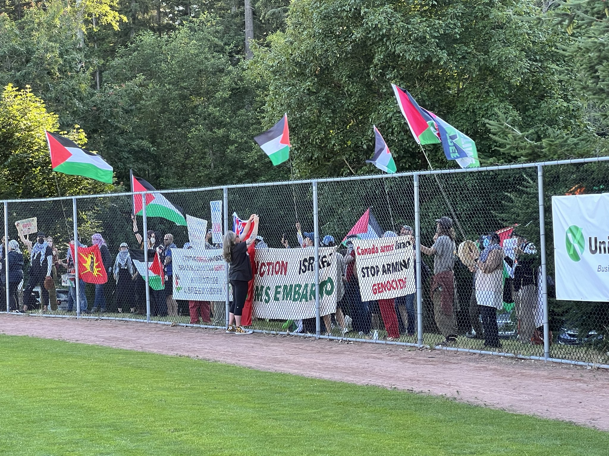 Разрушителен антиизраелски протест на B C мачът на софтбол в сряда