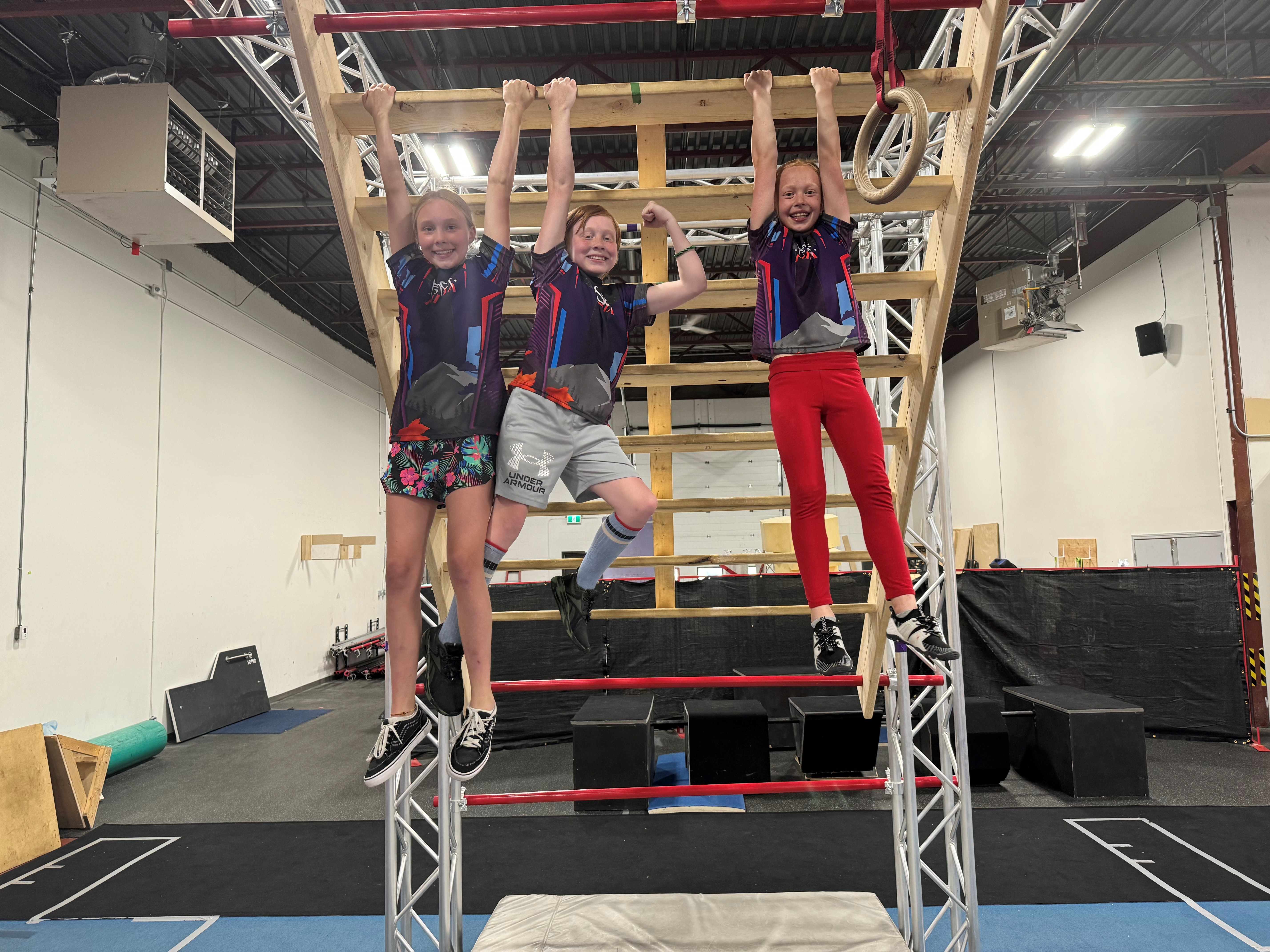 Шестнадесет атлети от Fitset Ninja Gym в Калгари се отправят