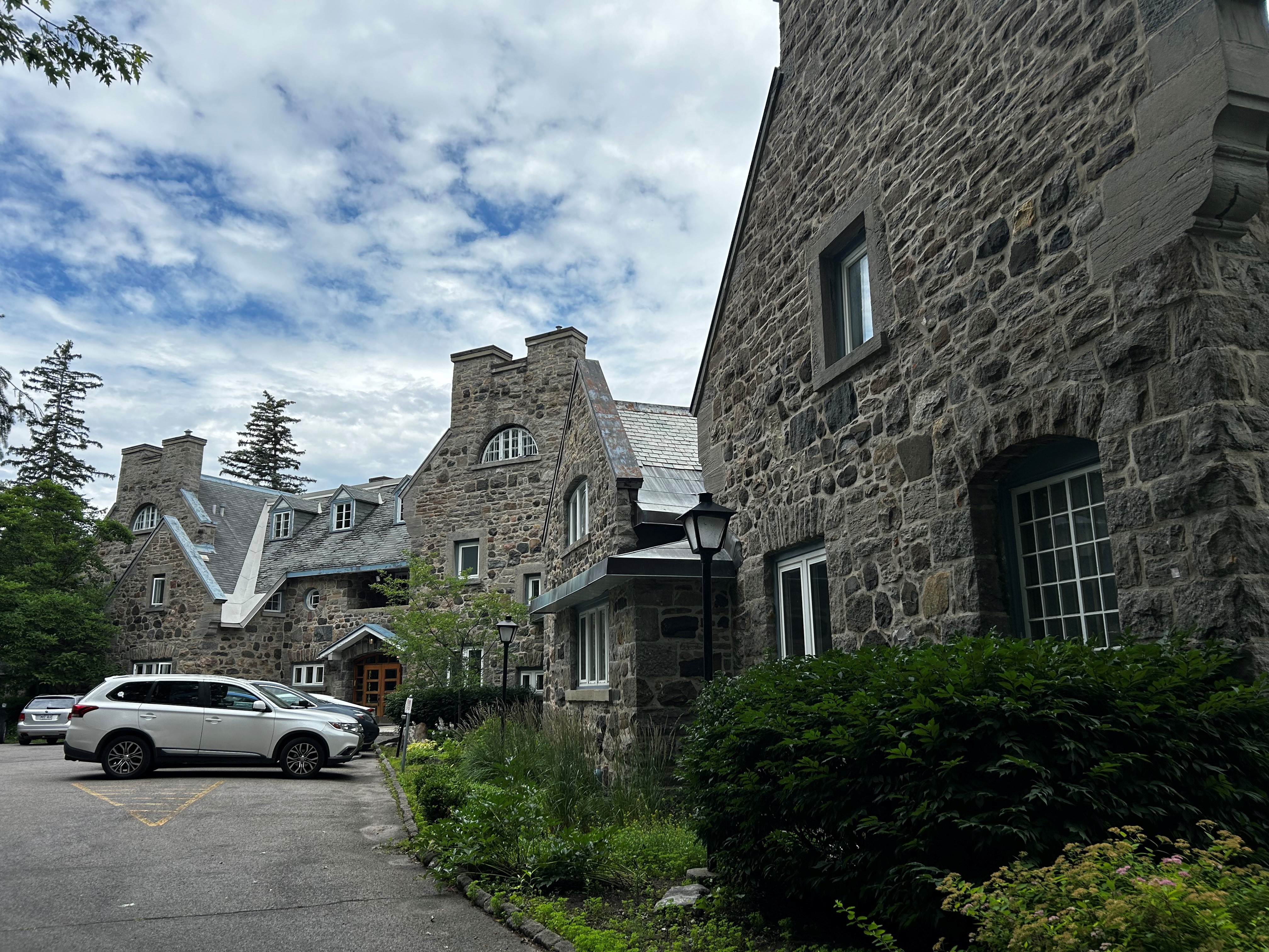 Все още не е отворен за общността но Таня Чарън