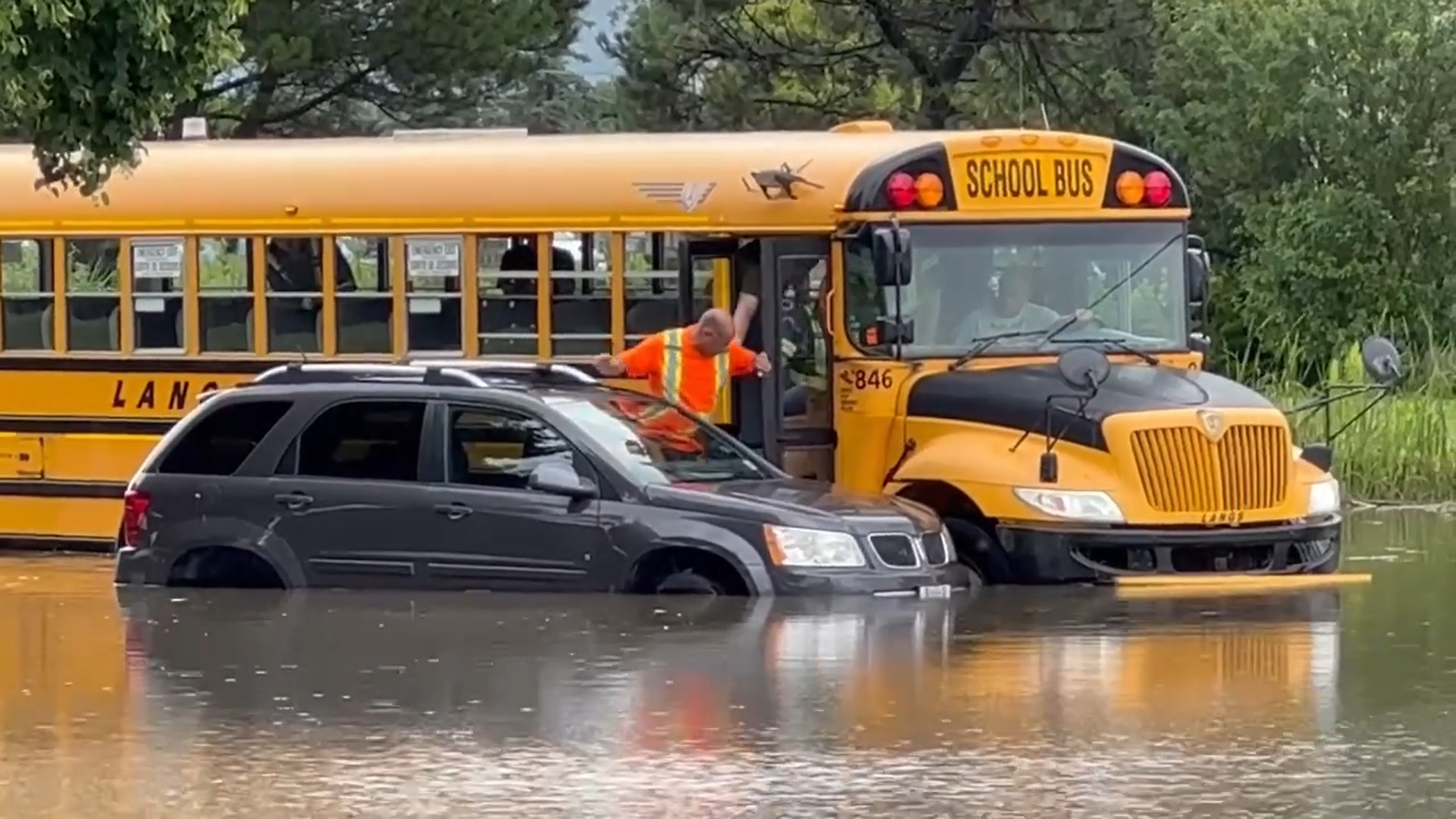 Video shows man rescued after major flooding in London, Ont.