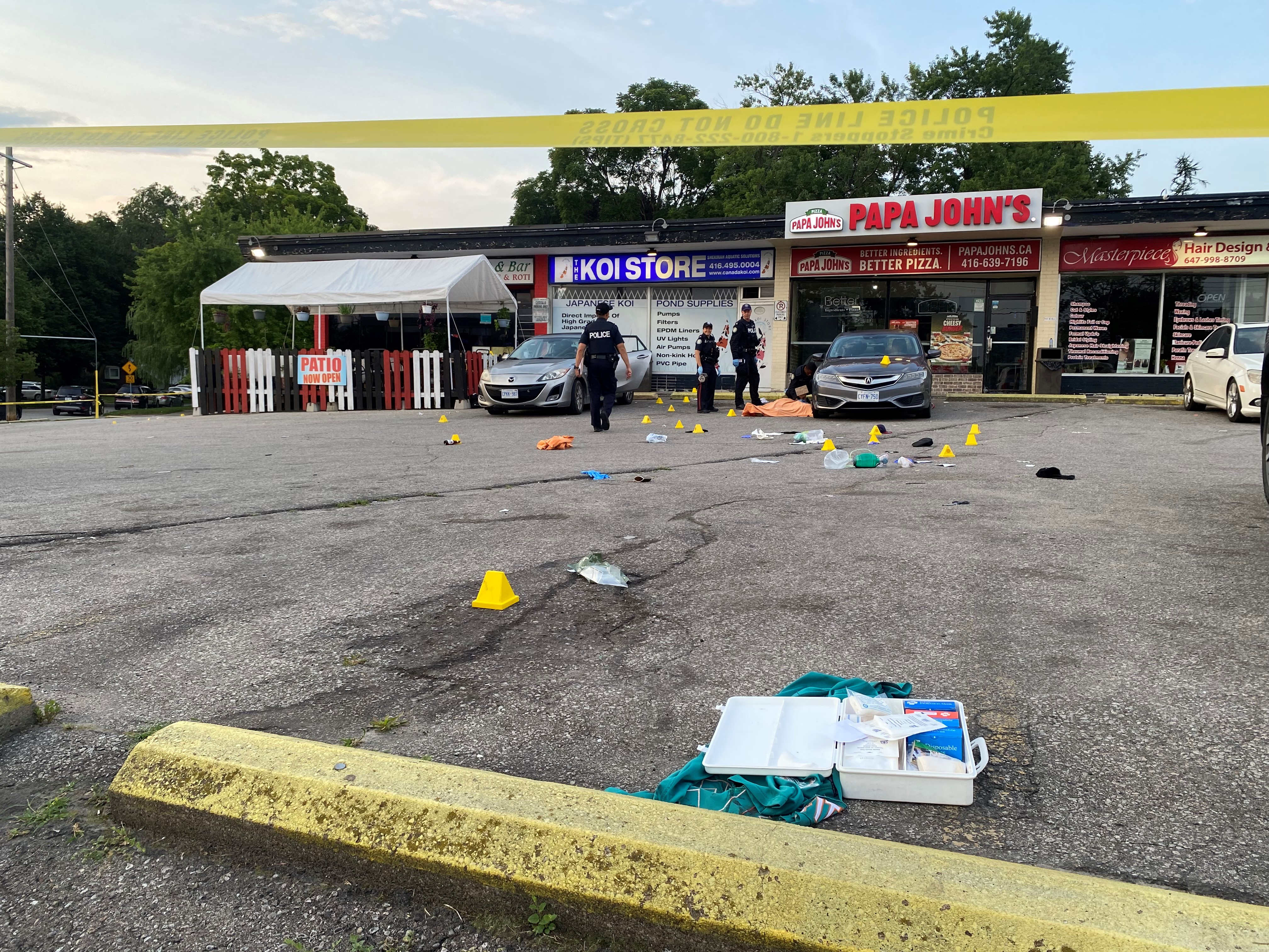 Полицията в Торонто съобщи че двама души са загинали а