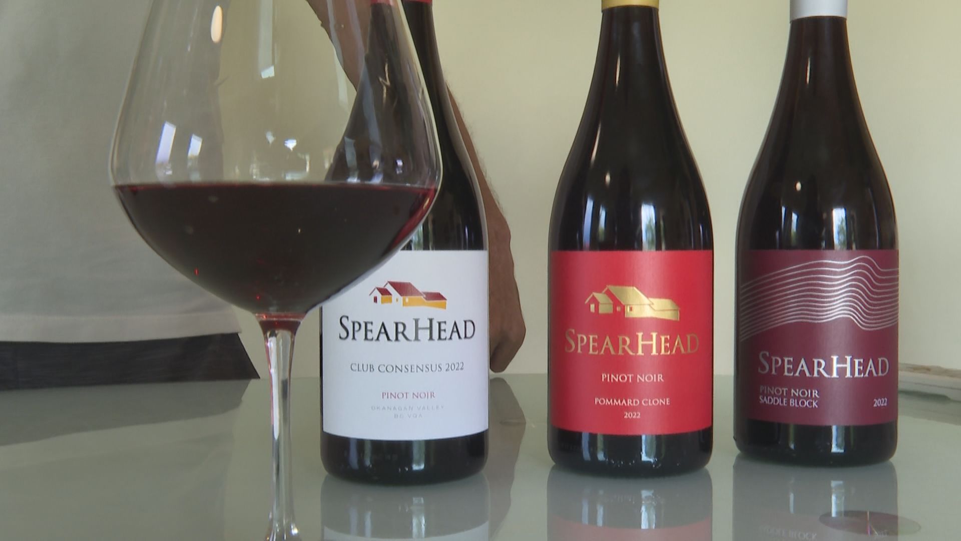Екипът на SpearHead Winery налива празнични чаши от награденото Пино