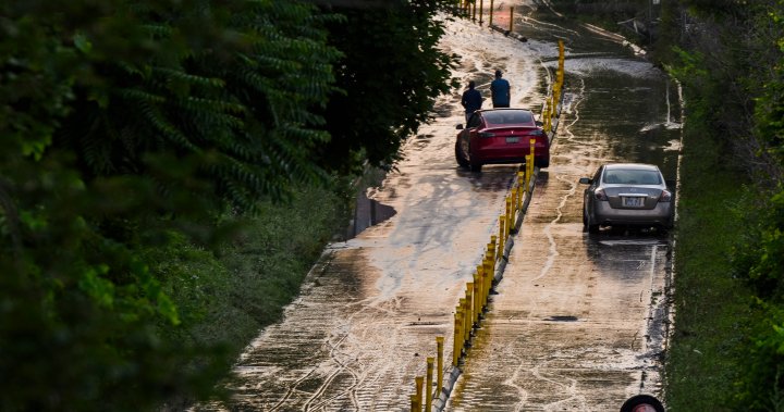 Градските власти казват че поройният дъжд който получи Торонто далеч