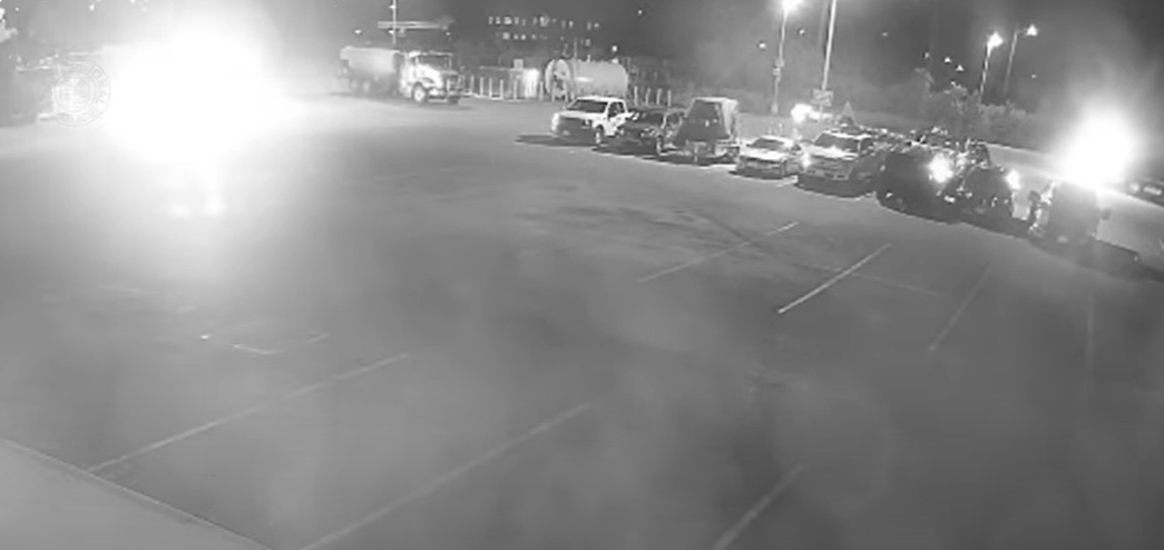 Video appears to show several trucks being lit on fire in Vaughan, Ont.