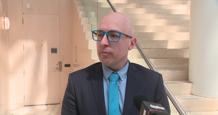 Градски съветник от Едмънтън сдържа сълзите си по време на