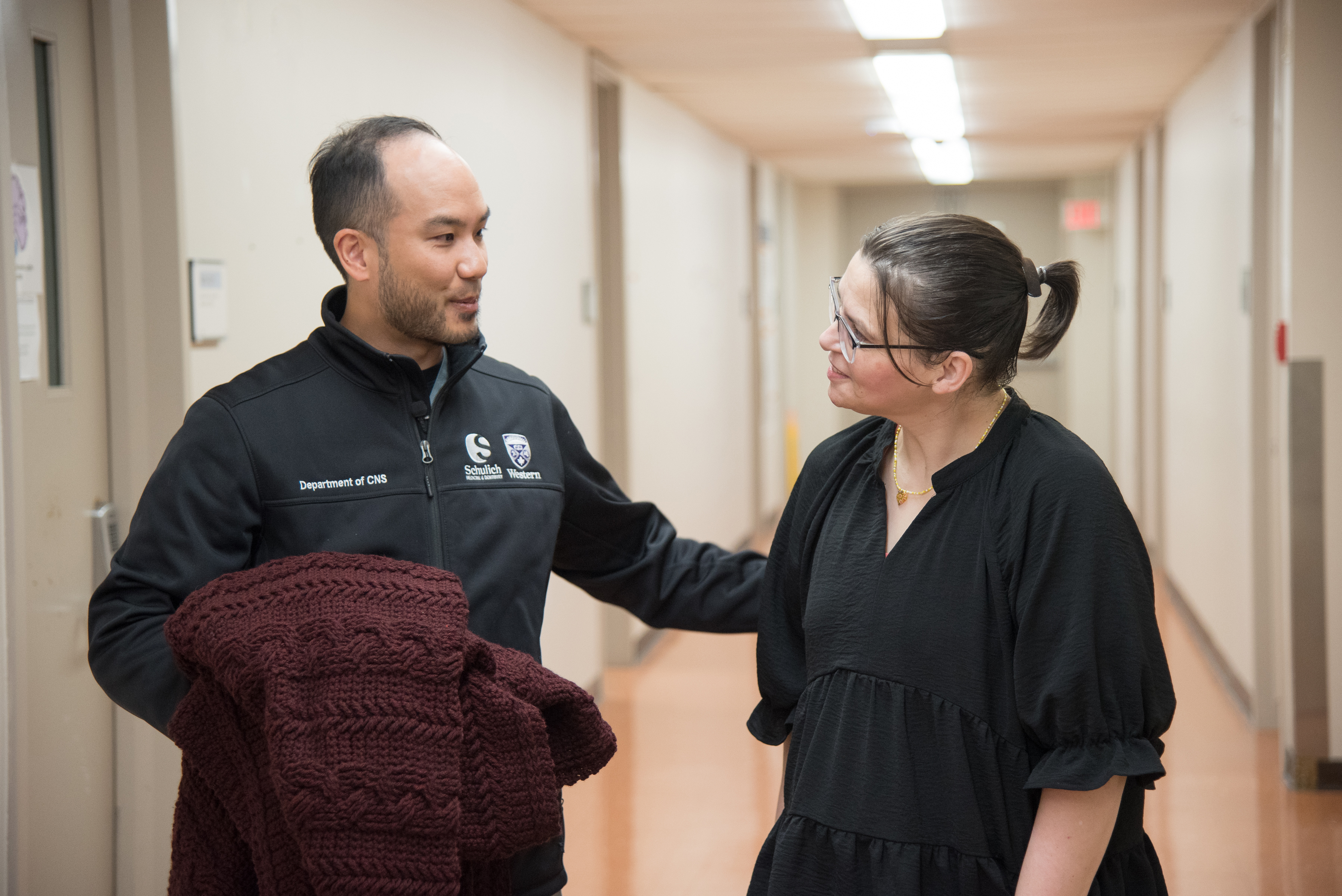 Хроничната лицева болка през целия живот която Манди Дости претърпя