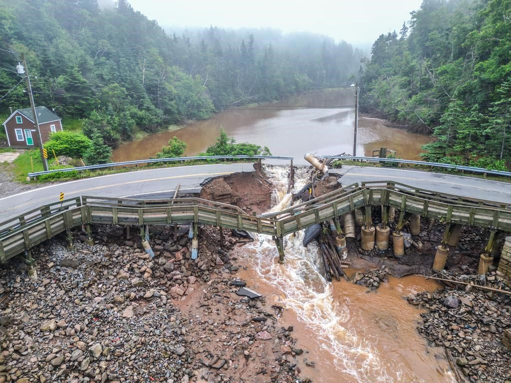 За общности където пътища и домове са повредени от климатични