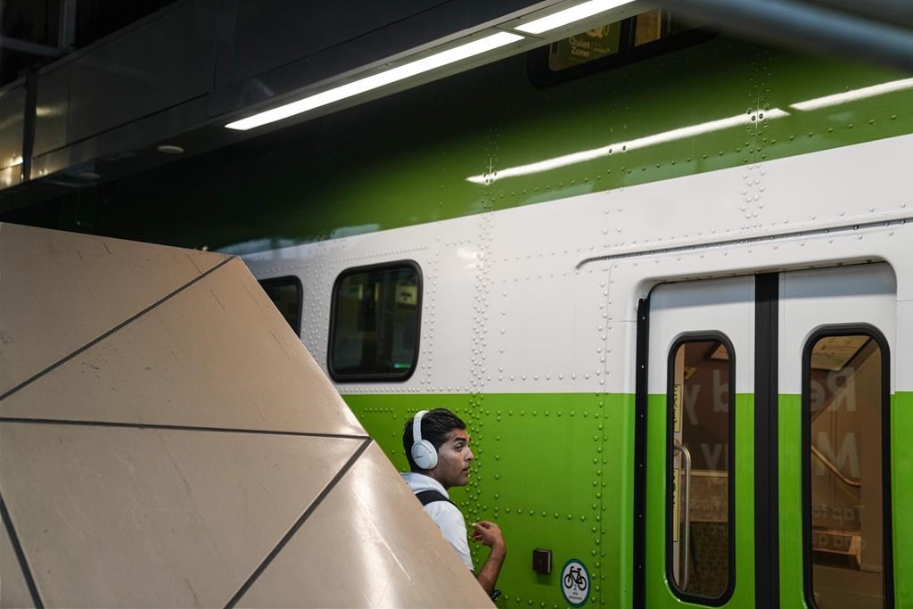 Хиляди пътуващи в Онтарио обмислят възможни прекъсвания на пътуването докато часовникът тиктака