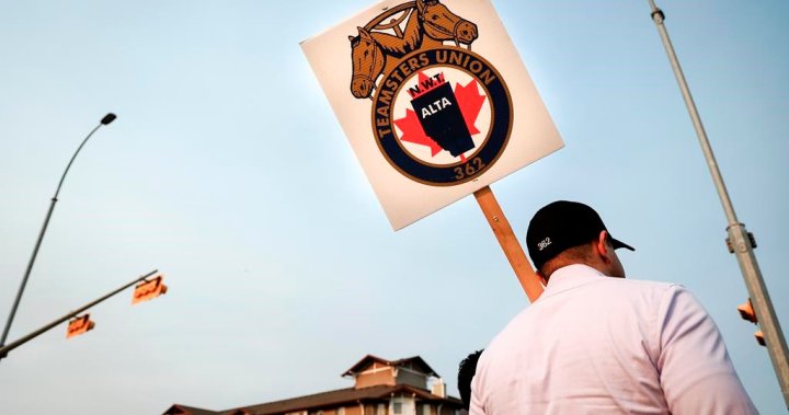 Железничарите техният синдикат и техните работодатели очакват днес решение от