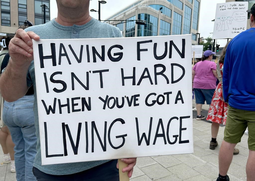 Около три дузини стачкуващи работници се събраха пред Централната библиотека