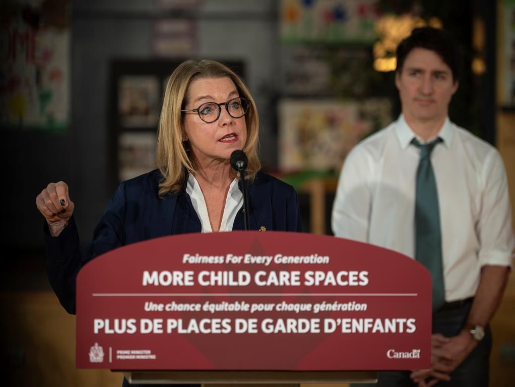 Държавният министър на Британска Колумбия по грижите за децата Мици