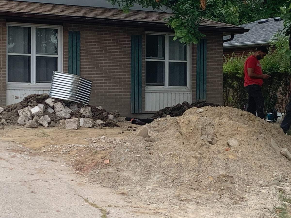 Ontario home renovation has neighbour feeling like a ‘prisoner’ in her house - image