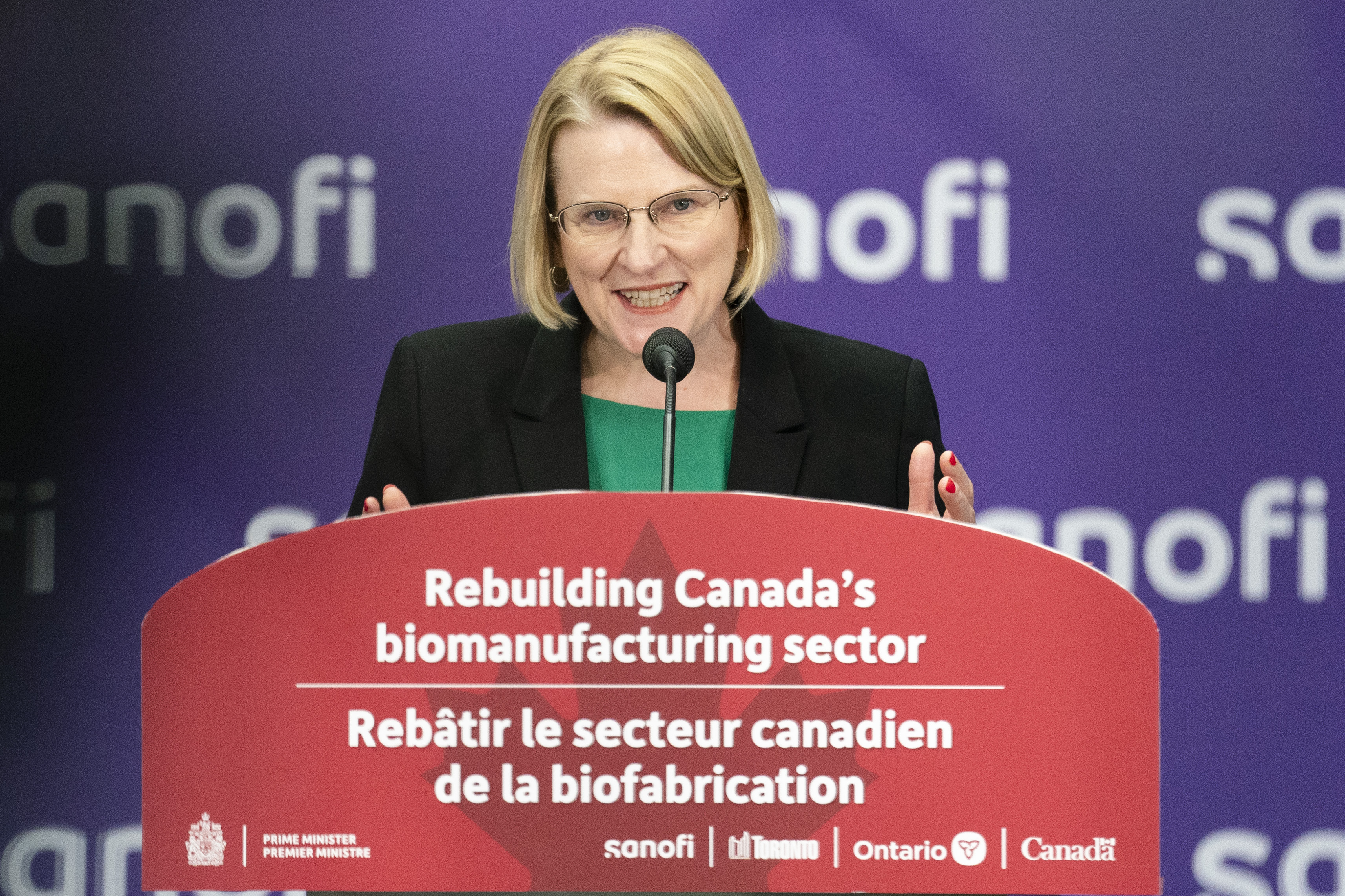 Докато малките общности в Онтарио се борят да наемат лекари