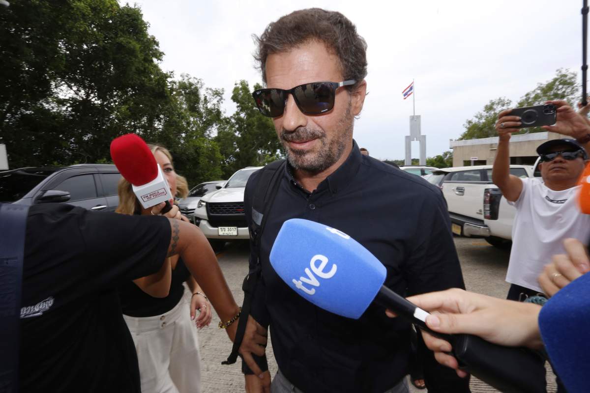 Spanish actor Rodolfo Sancho, father of Daniel Sancho Bronchalo, talks to reporters as he arrives at Koh Samui provincial court in southern Thailand, Thursday, Aug. 29, 2024.