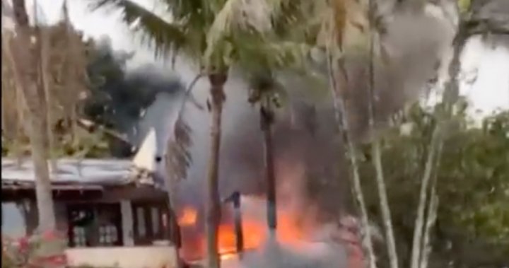 Пътнически самолет с 61 души на борда се разби в