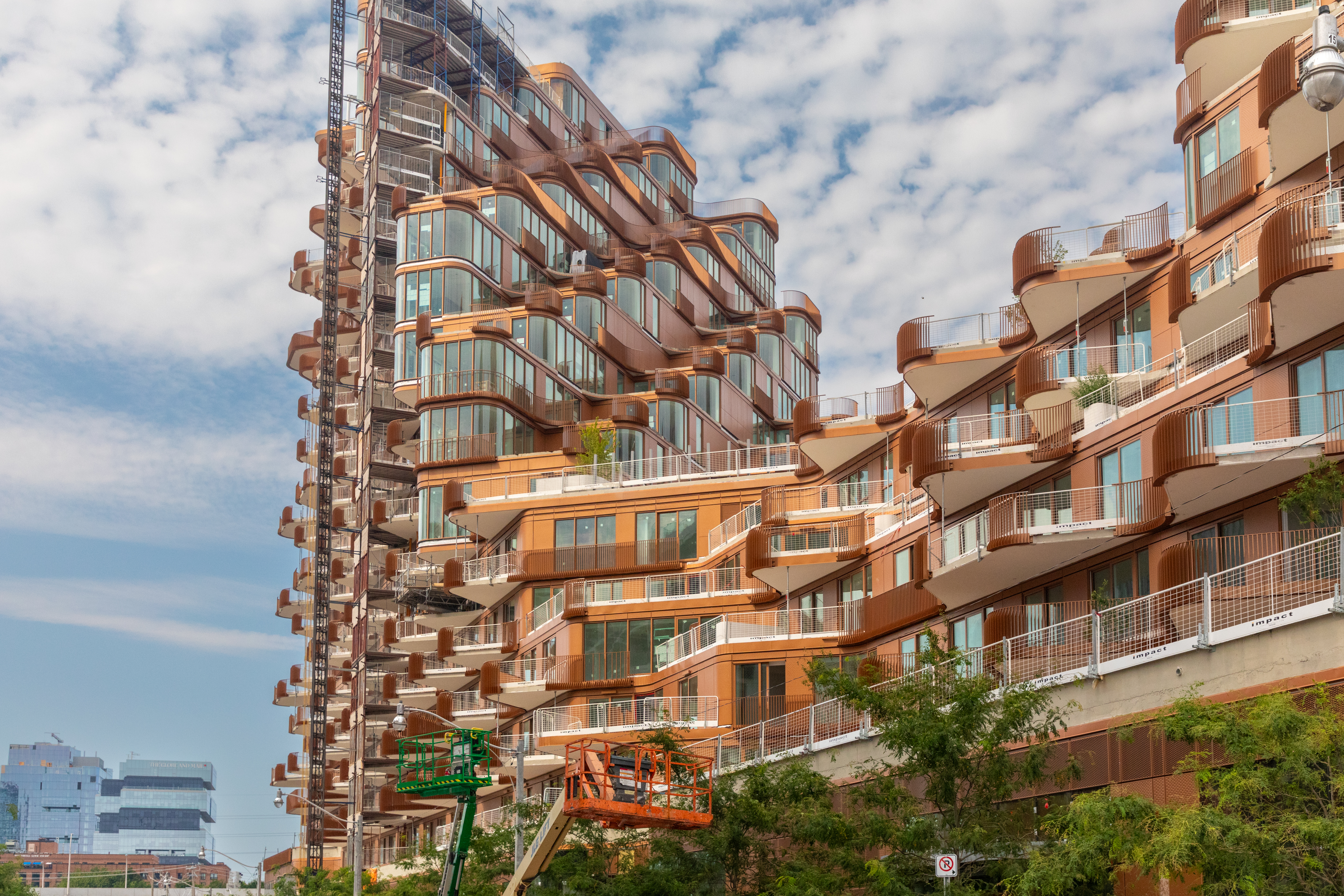 Тъй като новопостроените жилища продължават да пропадат правителството на Онтарио