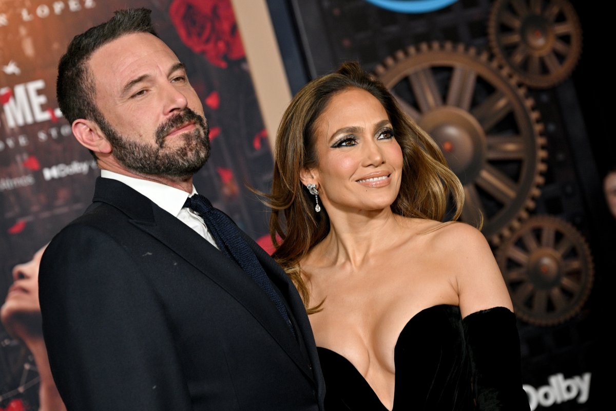 Jennifer Lopez files for divorce from Ben Affleck after 2 years of marriage  - National | Globalnews.ca