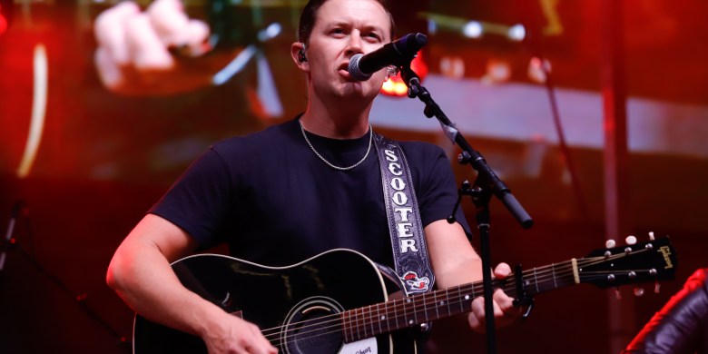 Singer Scotty McCreery kicks out concertgoer who allegedly hit a woman