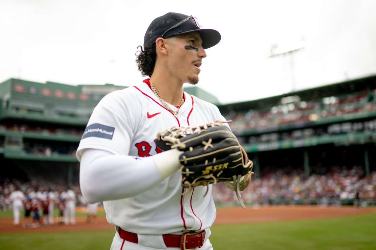 Jarren Duran in a Red Sox jersey with a baseball glove.