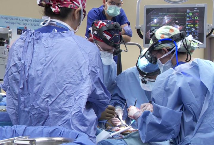 Лидерът на опозицията на Алберта казва че премиерът Даниел Смит