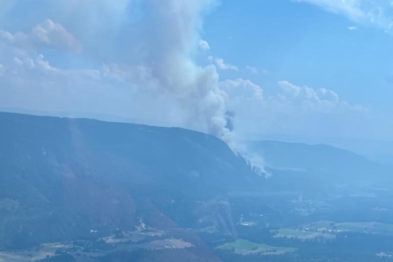 Горски пожар който гори близо до общността на Северен Оканаган