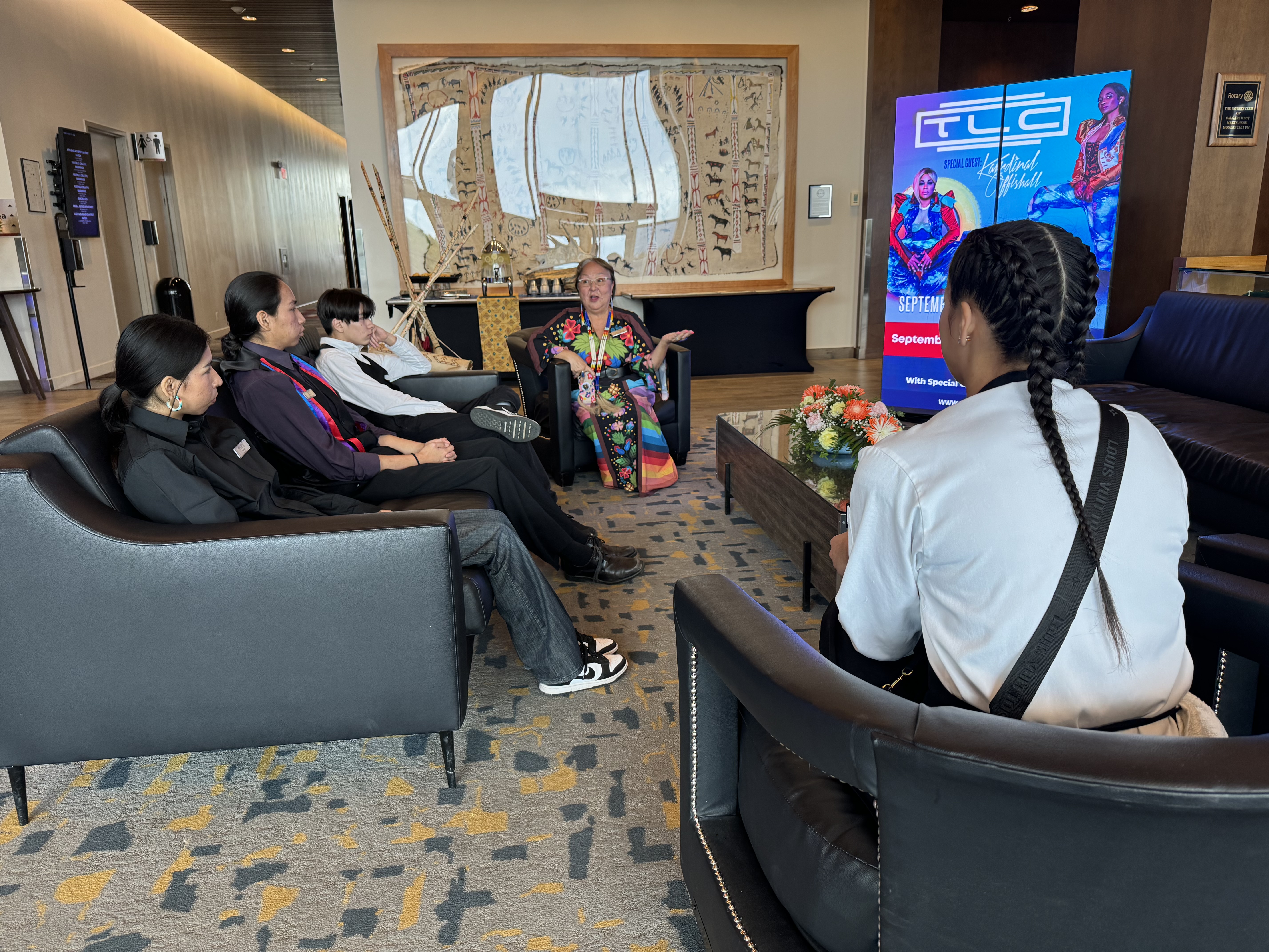 Девет тийнейджъри от първата нация Tsuut ina получават първия си трудов