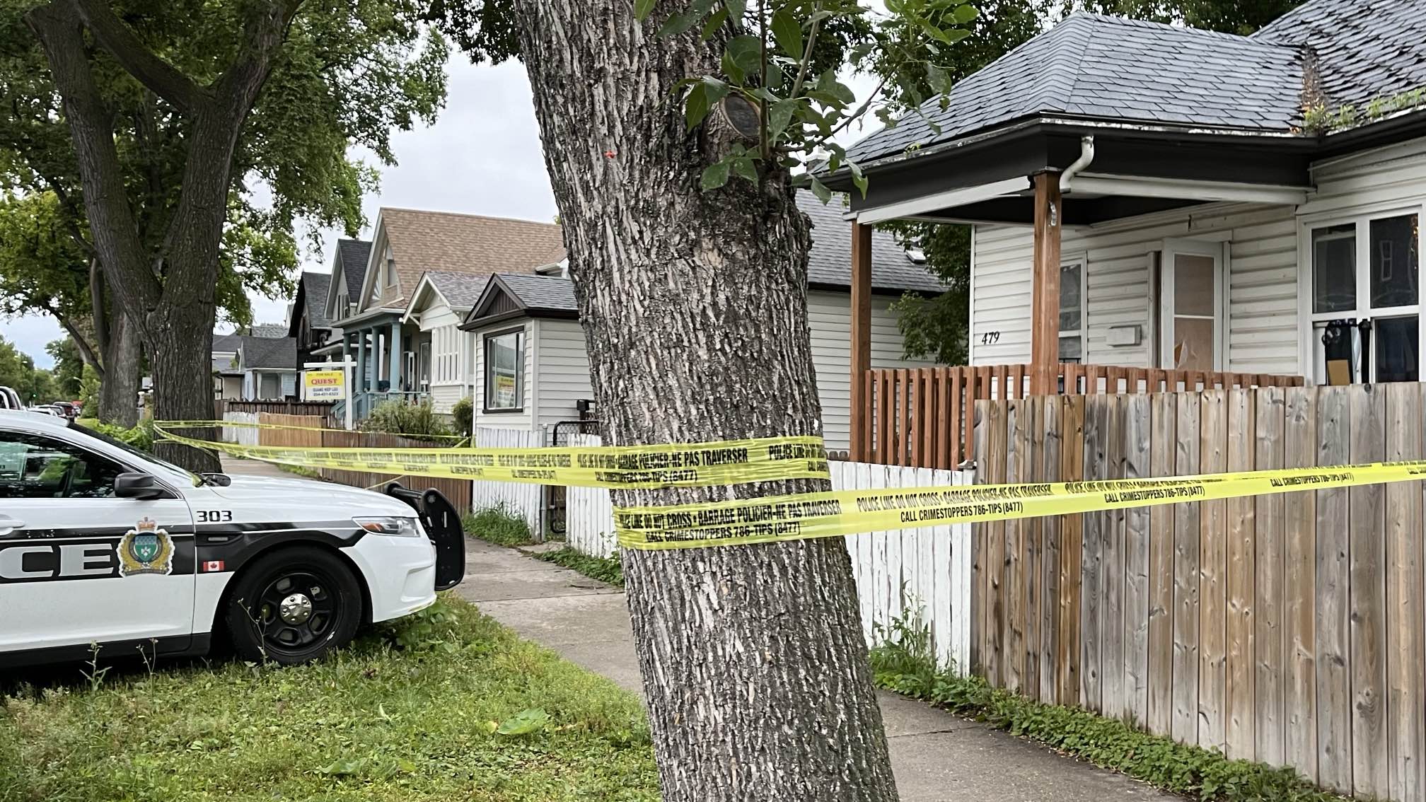 Един мъж е мъртъв а други двама са задържани след