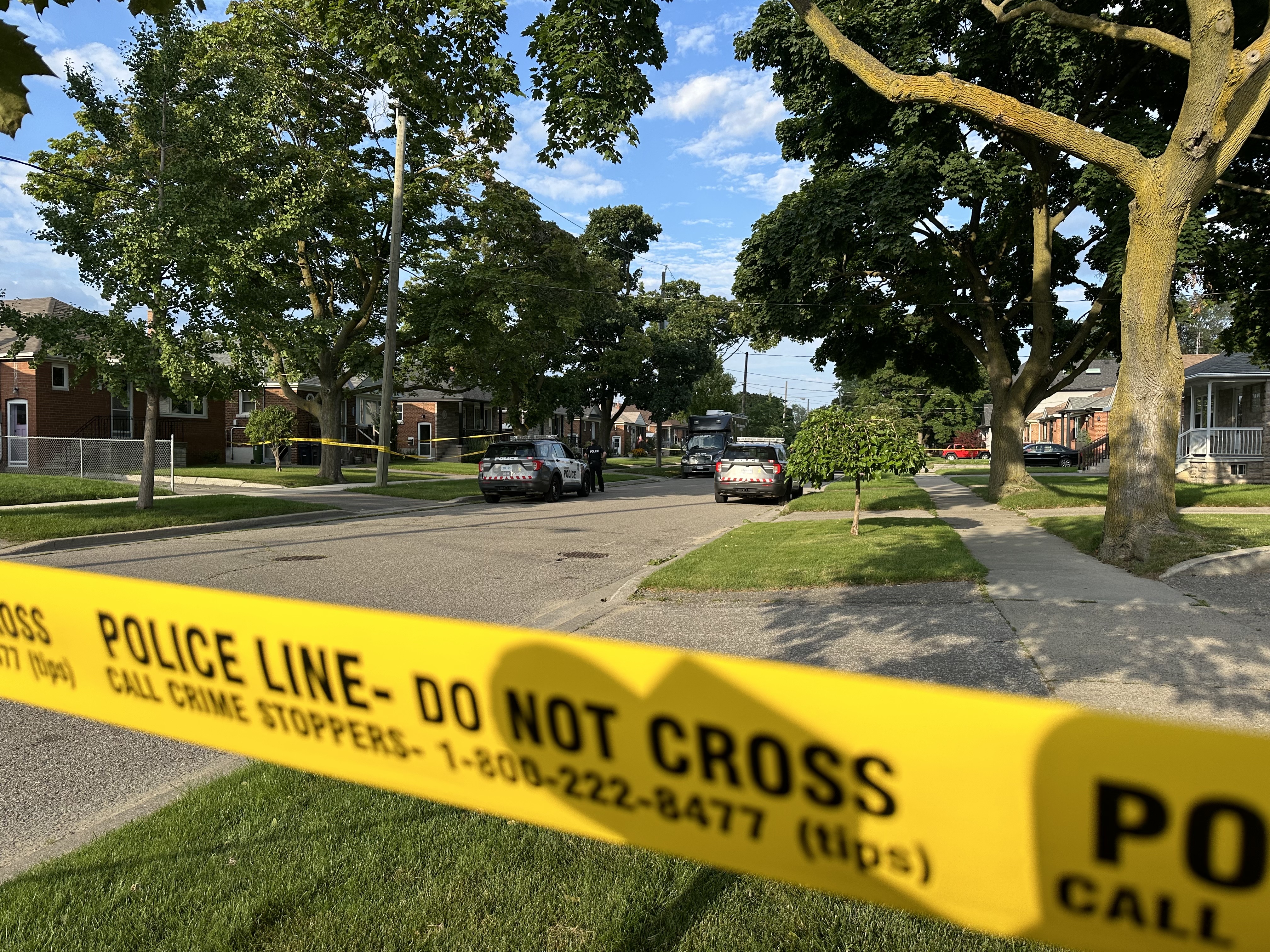 Полицията в Торонто казва че издирва 33 годишен мъж за когото