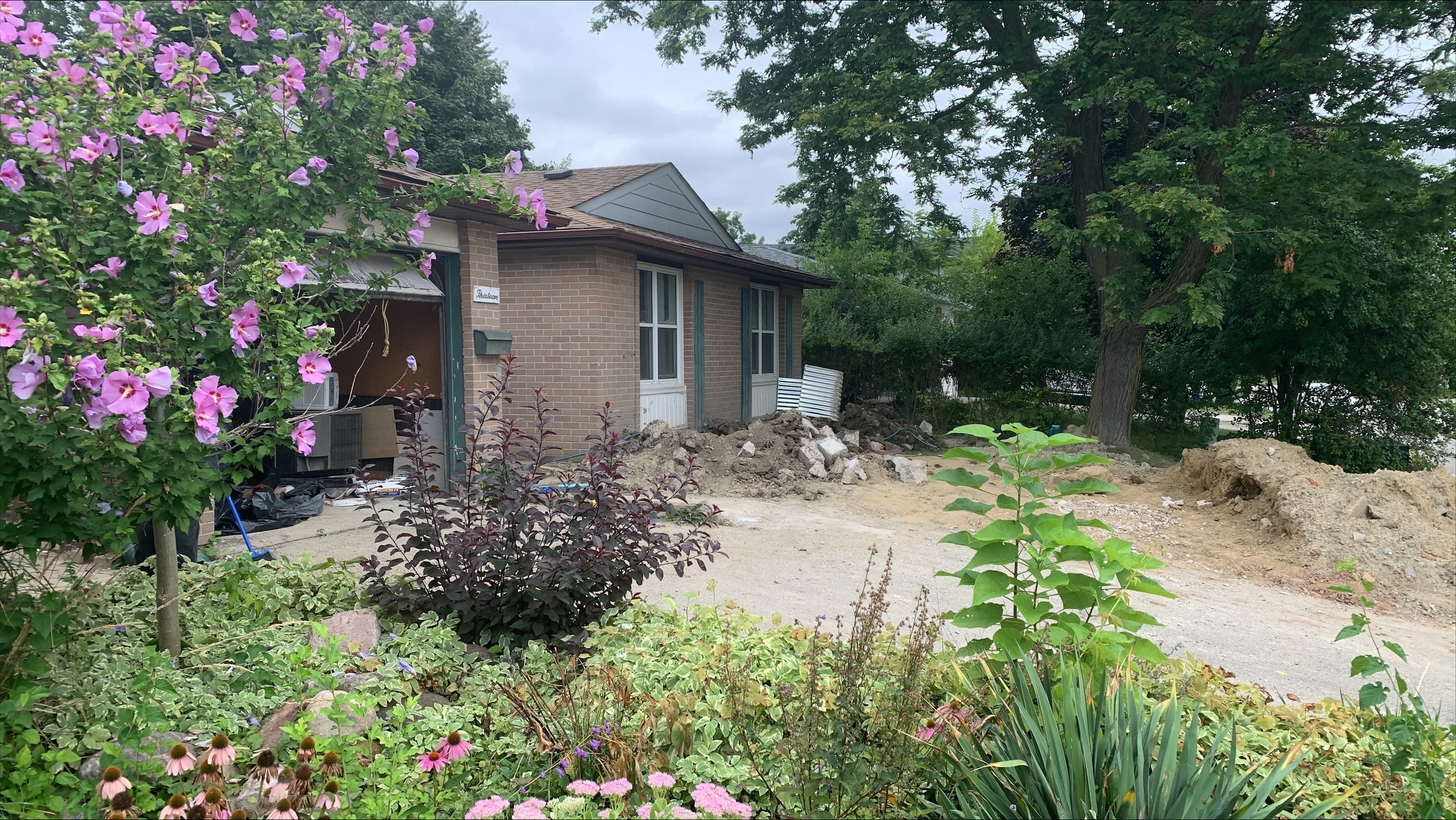 Ontario home renovation has neighbour feeling like a ‘prisoner’ in her house