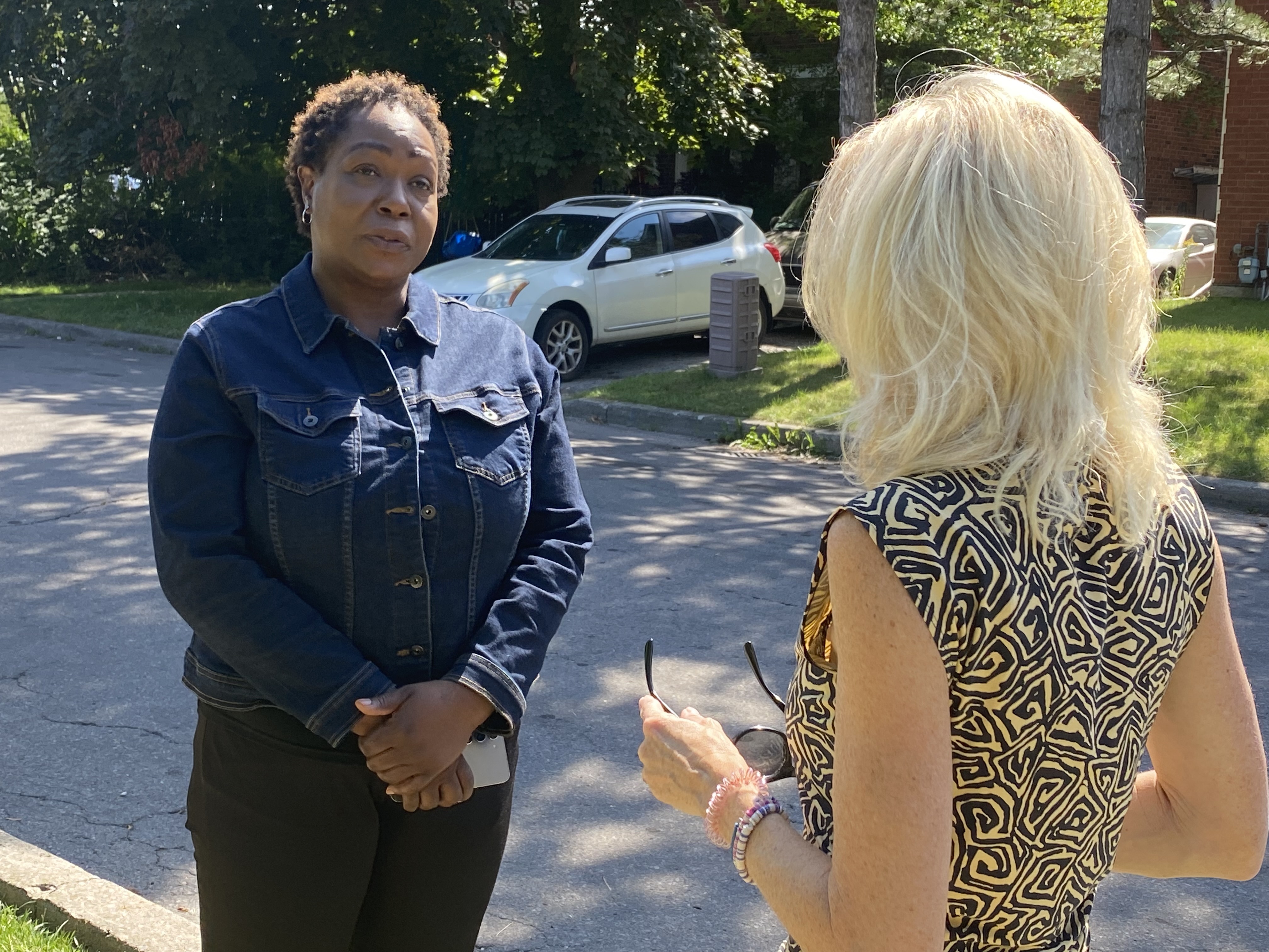 Алтея Макдоналд работи в ресторант и често се чуди дали