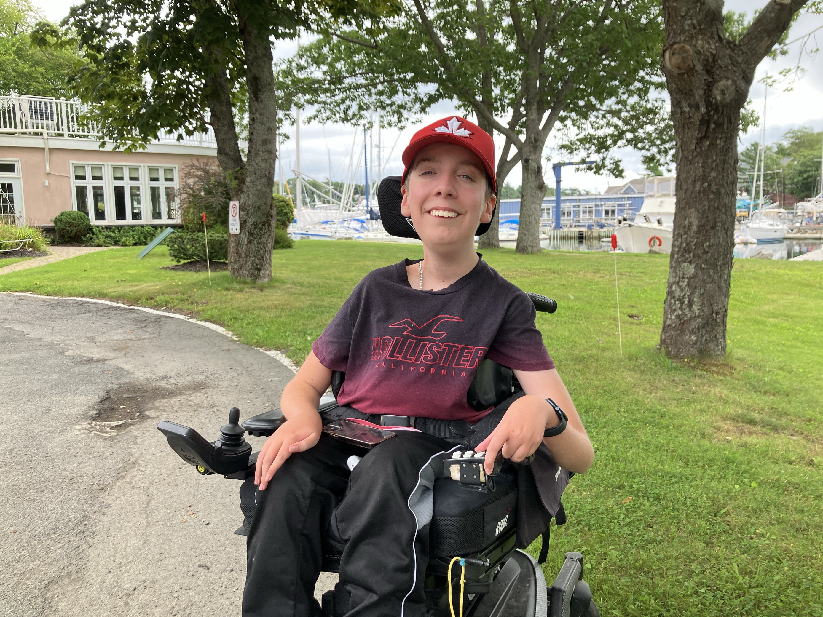 Тийнейджър от Нова Скотия който живее със спинална мускулна атрофия