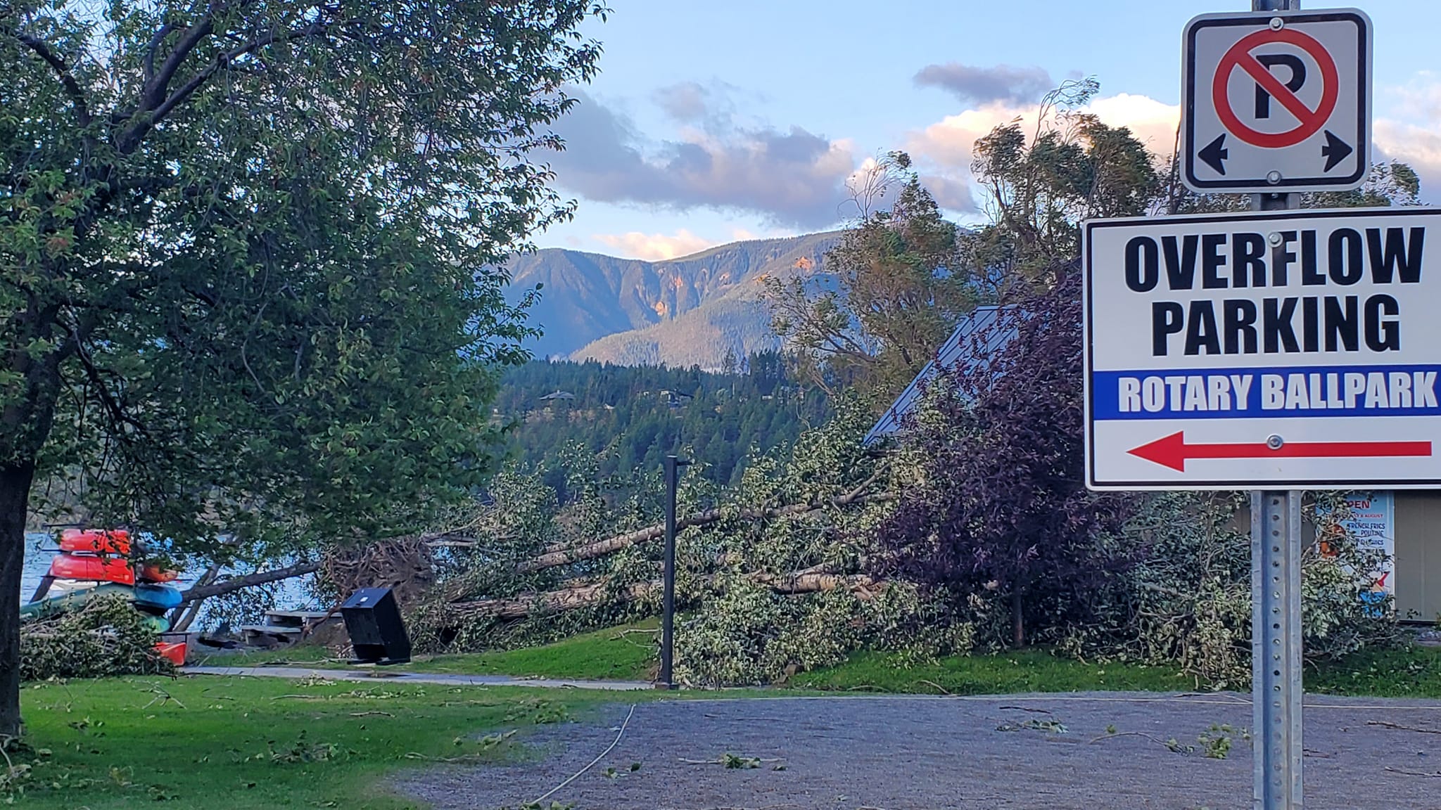 Буря помете района на Източен Кутеней в Б К в петък