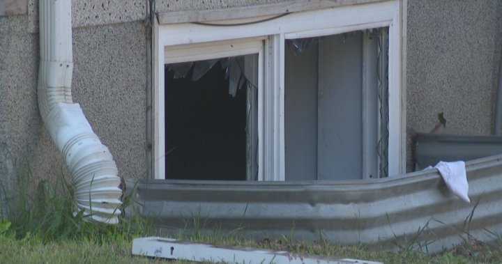 Трима души бяха откарани в болница за вдишване на дим