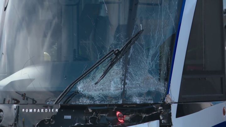 Пътник във влак LRT в Едмънтън и операторът на този