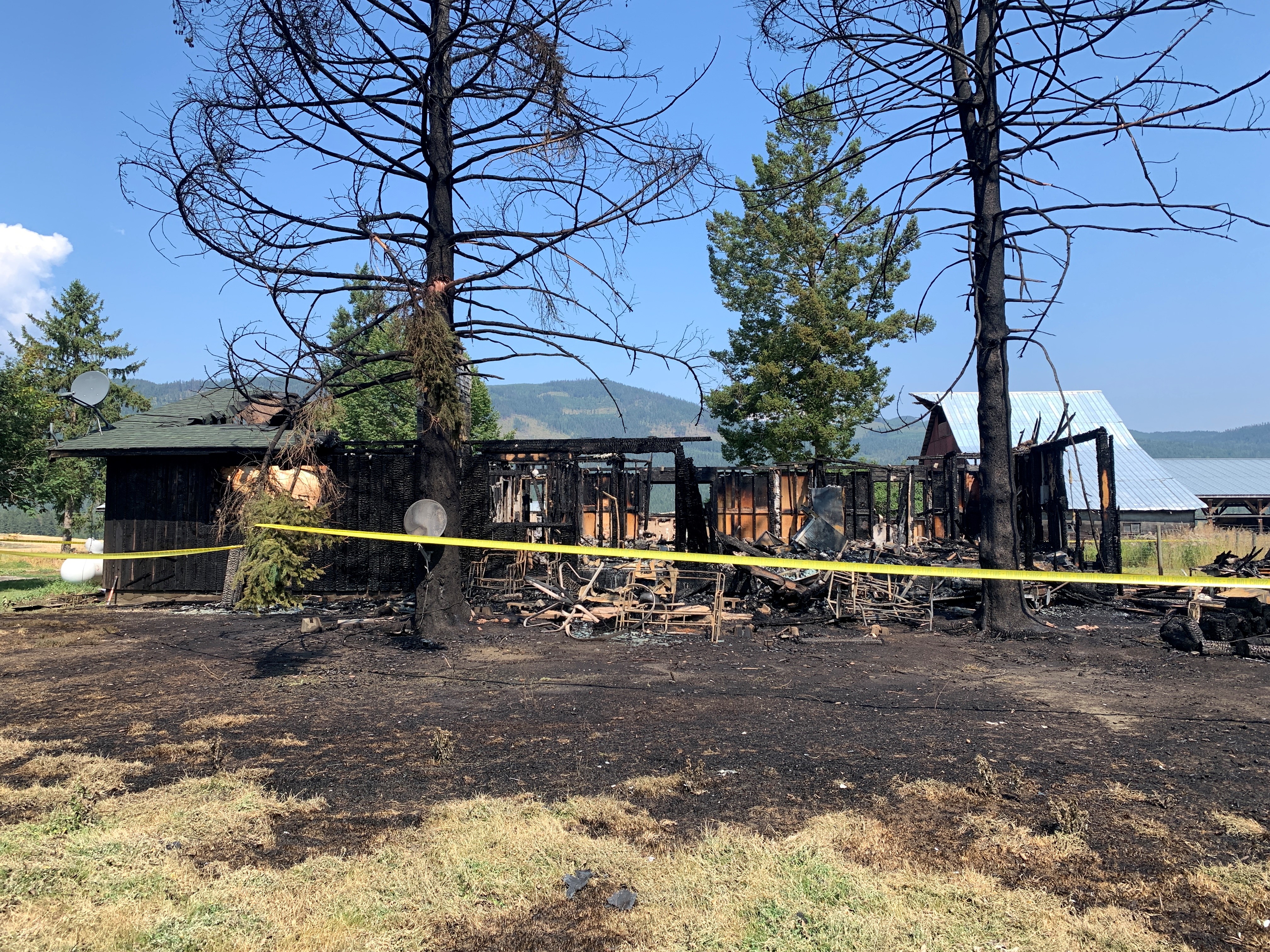 Въвъглени отломки са всичко което е останало от селска къща