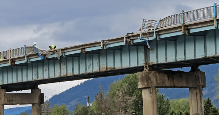 RCMP: Driver presumed dead after truck falls from bridge near Sicamous