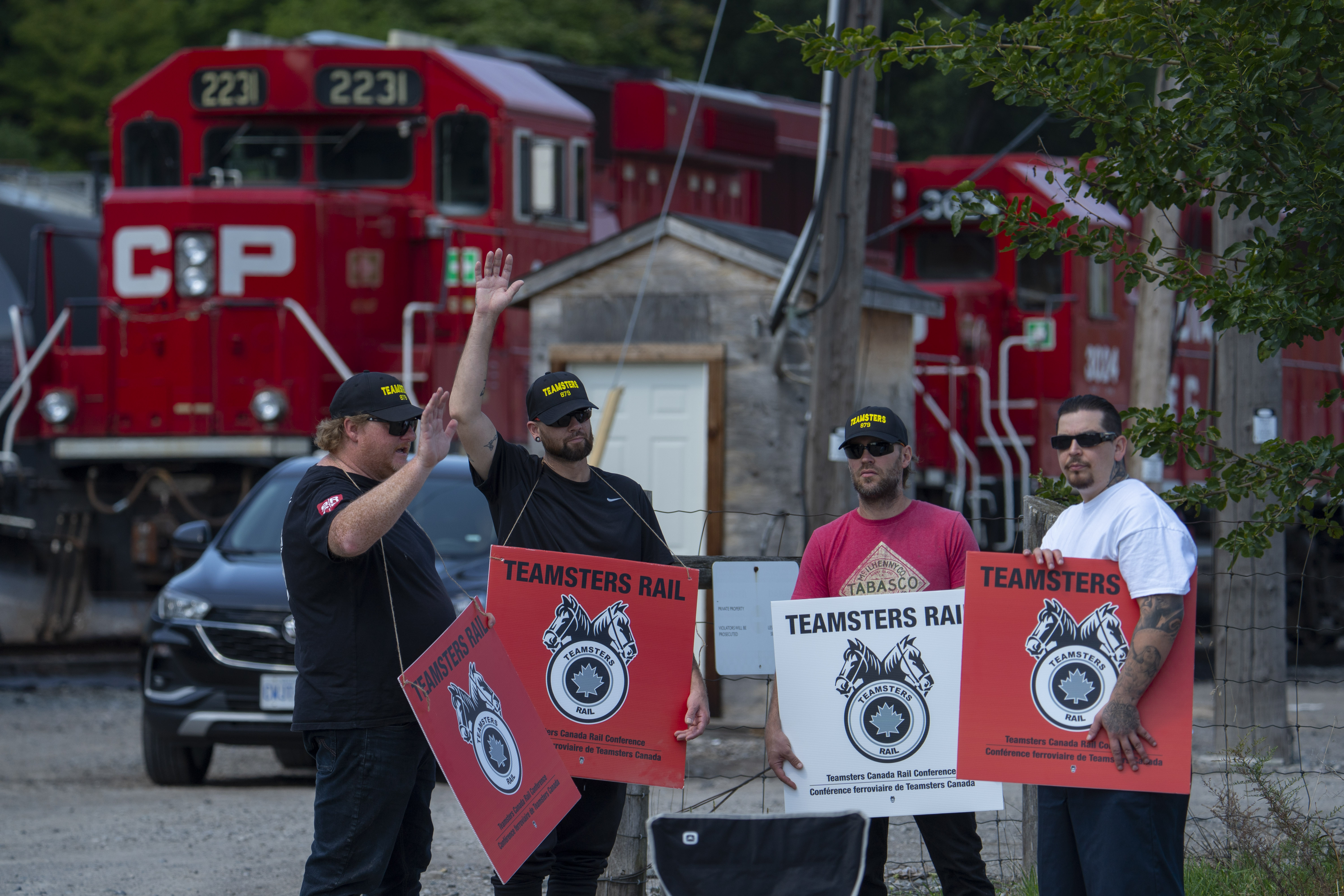 Въпреки усилията да се избегне стачка или локаут товарните влакове