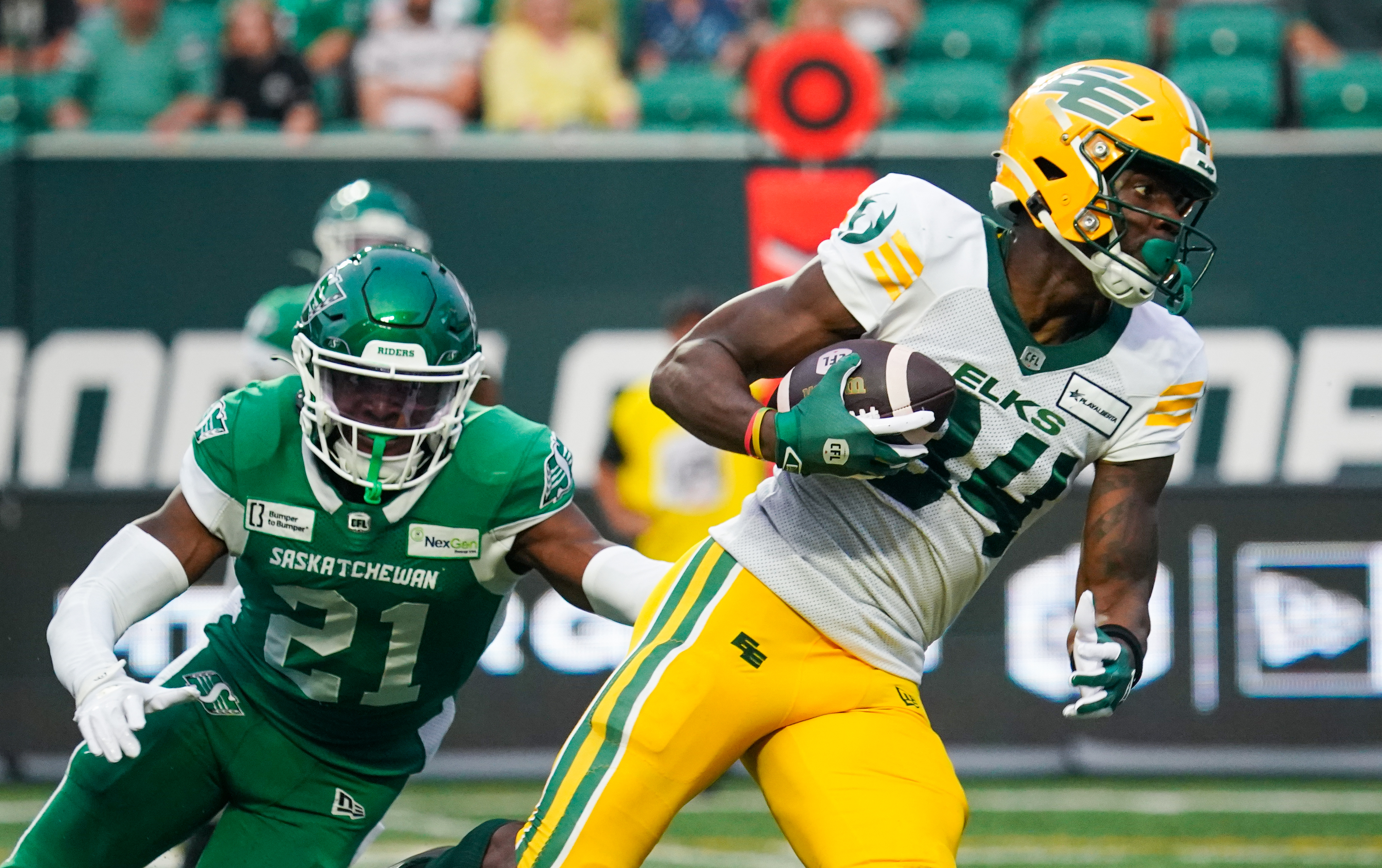 Приемачът на Едмънтън Елкс Тевин Джоунс и офанзивният лайнер Мартез