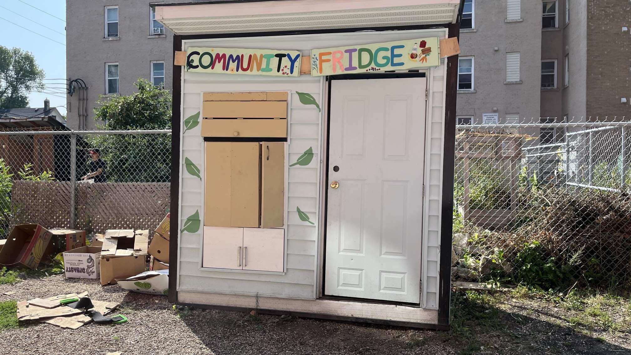 Обществена организация казва че изпитва любов след като откраднат хладилник