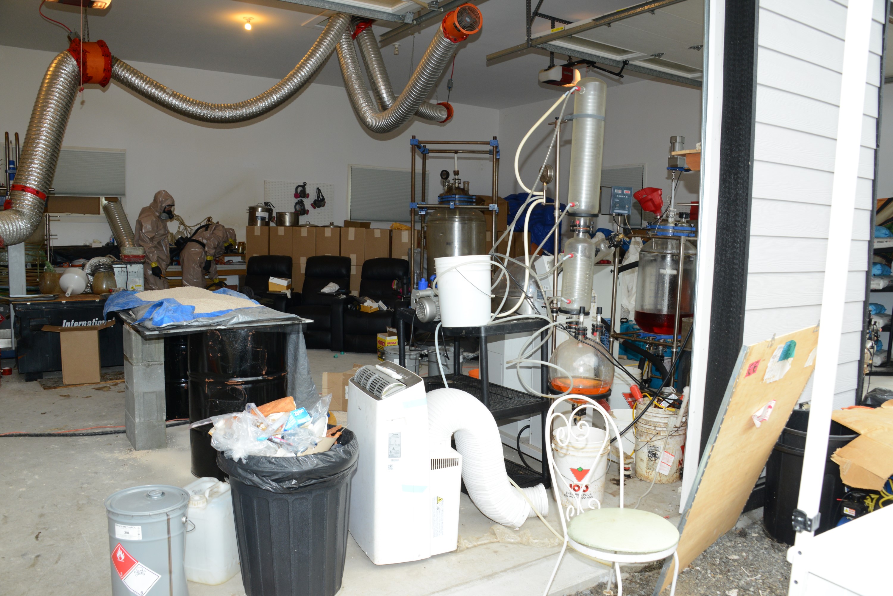 Петима мъже бяха обвинени след като RCMP разби това което