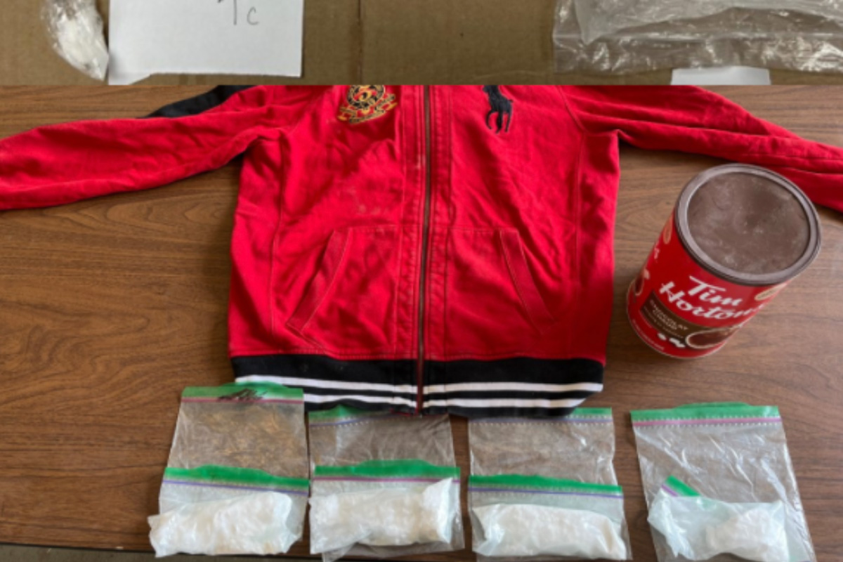 Тридесет и двама души са арестувани и са конфискувани кокаин