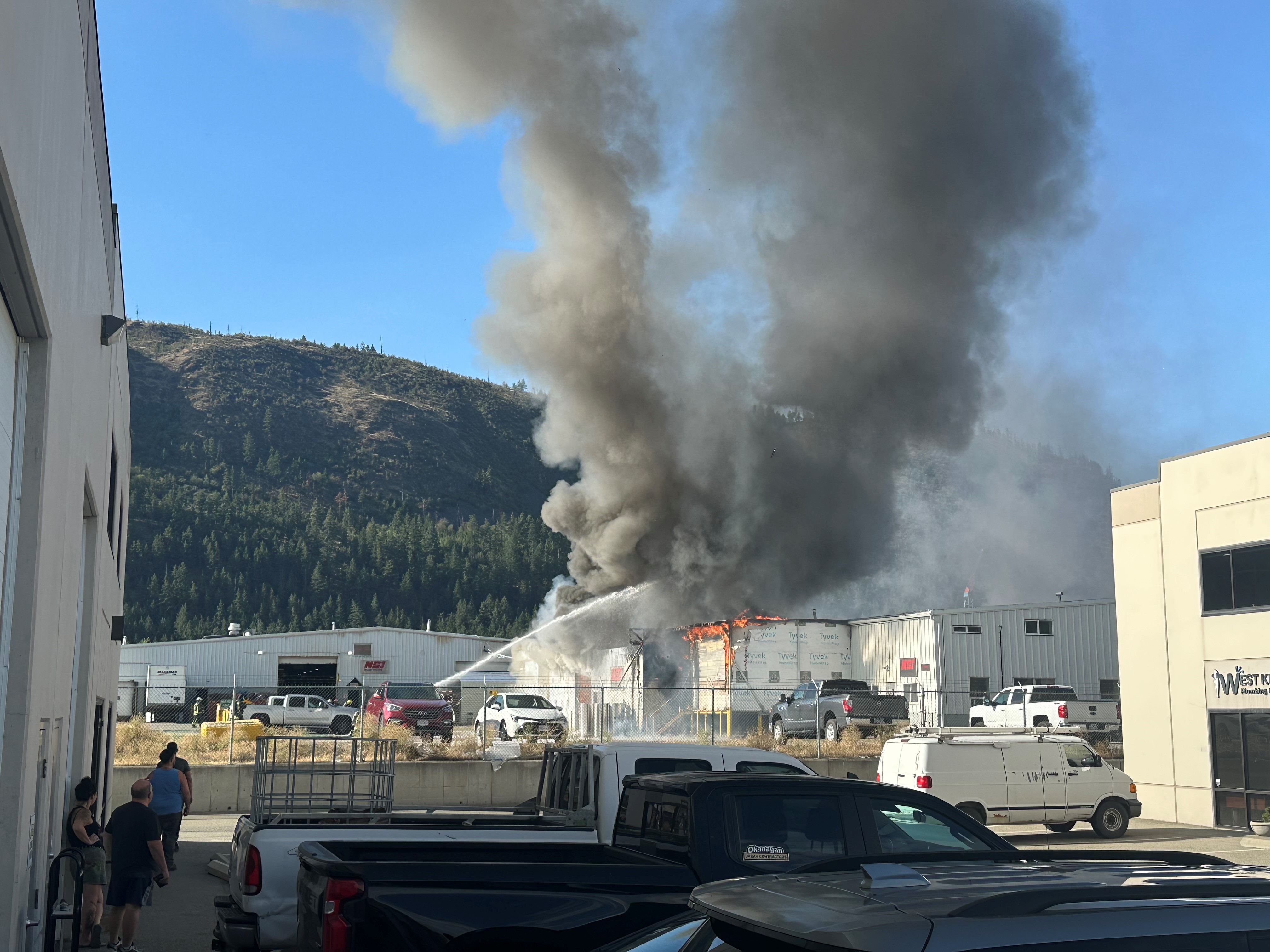 Пожар в индустриална зона в Западен Келоуна беше потушен Сградата между