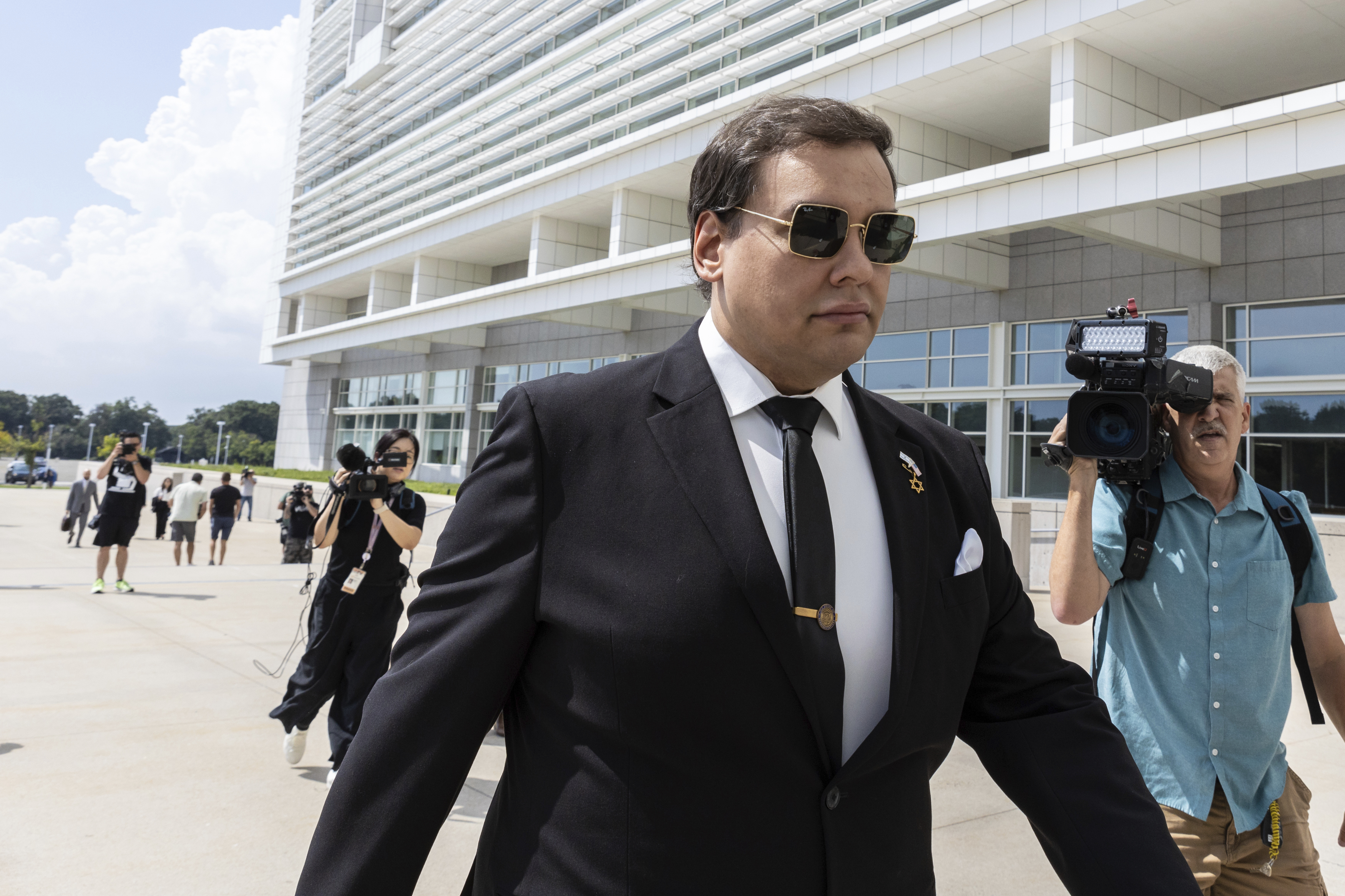 Бившият представител на САЩ Джордж Сантос се призна за виновен