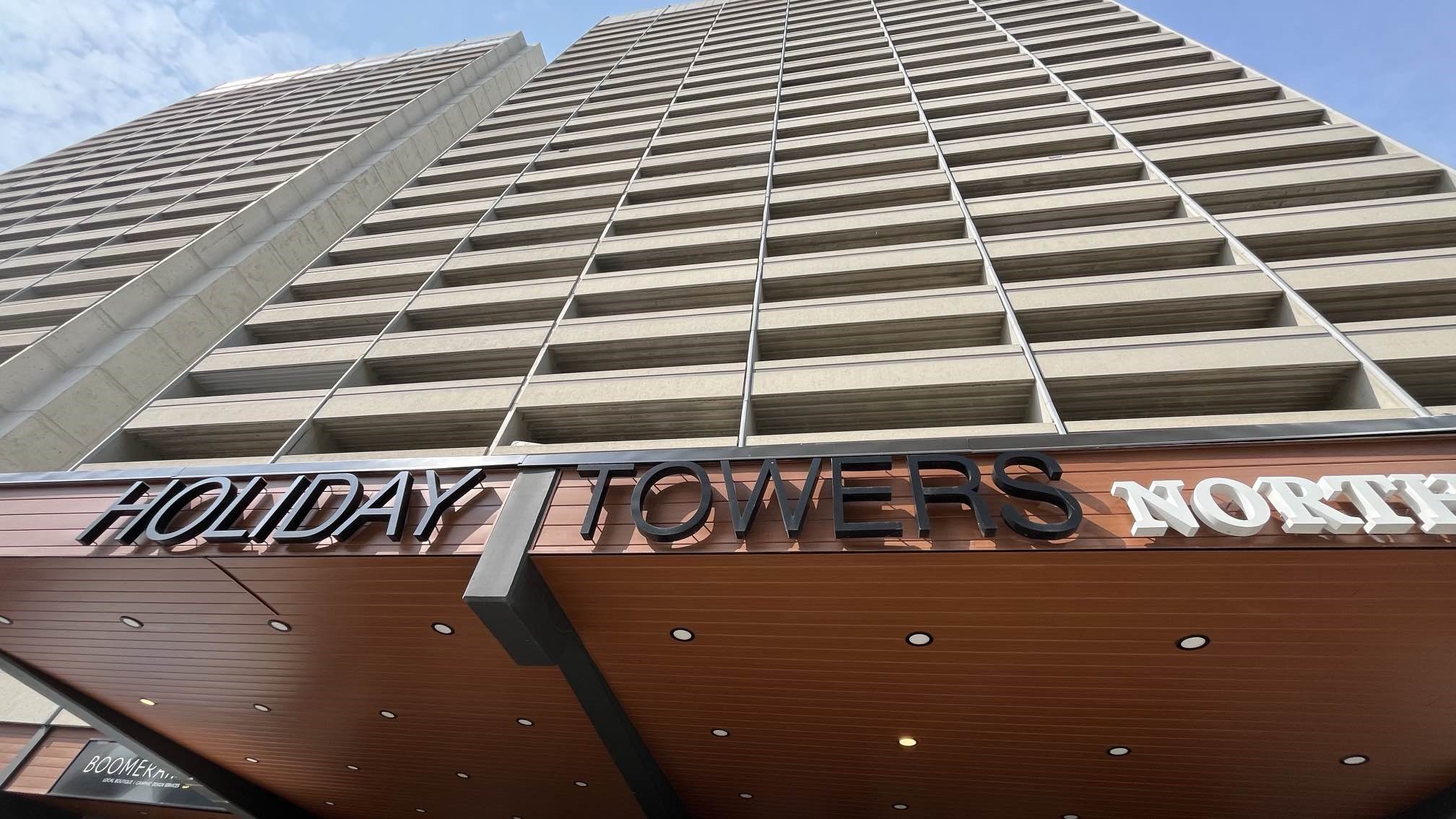 Жителите на 25 етажна висока жилищна сграда в Уинипег която беше